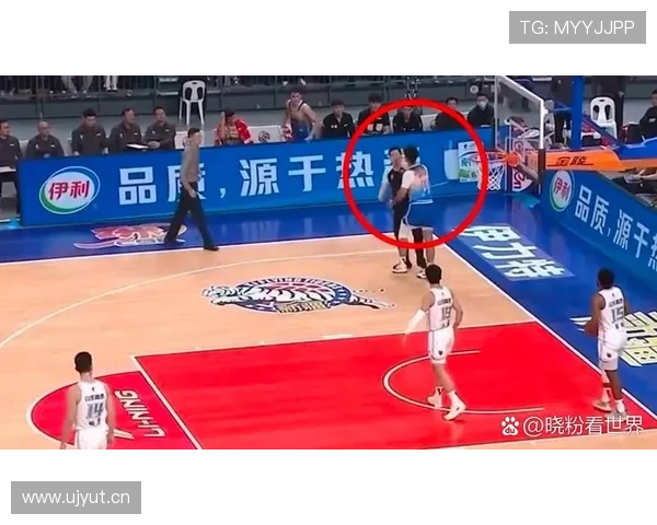 在篮球比赛中双方犯规该如何判定与处理